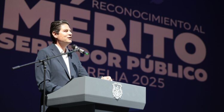 Premia gobierno de Alfonso Martínez a trabajadores destacados