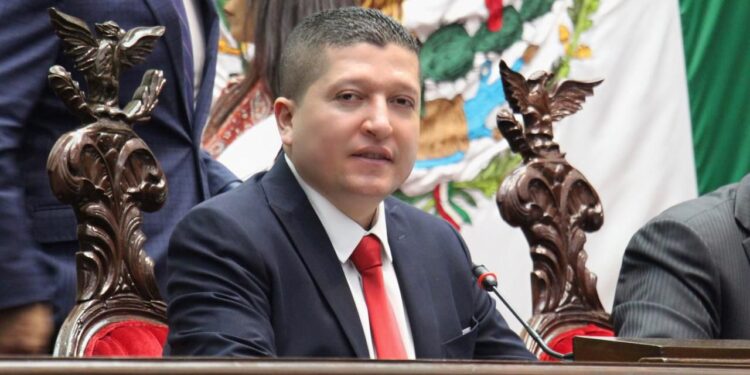 Presenta Vicente Gómez iniciativa para incluir la violencia digital en la Ley de Derechos de NNA