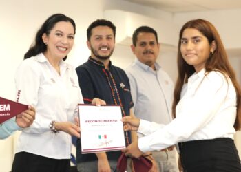 Entrega Iemsysem apoyos a estudiantes de Huetamo y Carácuaro