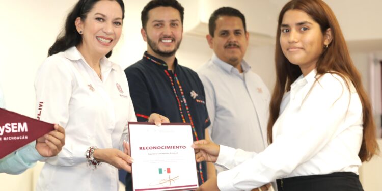 Entrega Iemsysem apoyos a estudiantes de Huetamo y Carácuaro