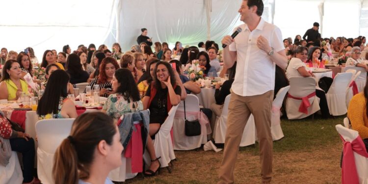 Reconoce Alfonso Martínez a madres trabajadoras del Ayuntamiento como núcleo familiar