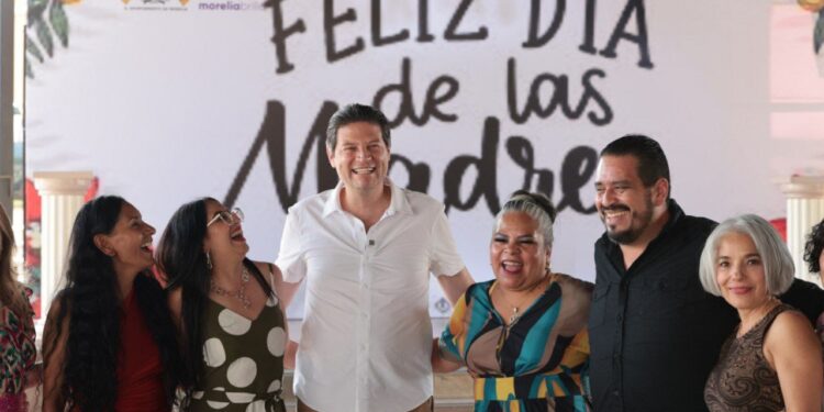 Festeja Alfonso Martínez a madres del Sindicato de Limpia y Transportes