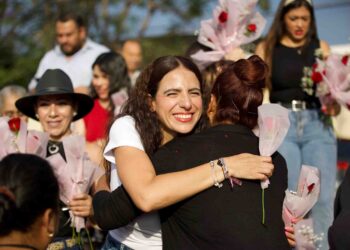 Giulianna Bugarini celebra a cientos de mamás morelianas con amor, regalos y música