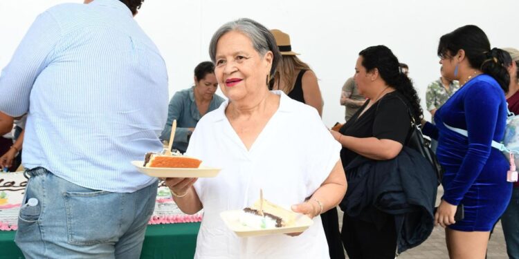 Dulce festejo para mamá en el Festival de Origen; parten pastel monumental