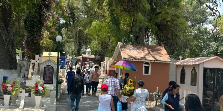 Miles de personas acuden al Panteón Municipal para conmemorar el Día de las Madres