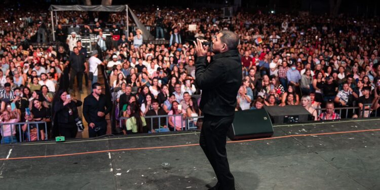 Lo intentó y sí funcionó, Espinoza Paz dejó su corazón a las mamás en el Festival de Origen