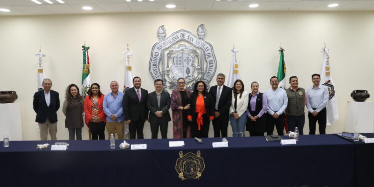 Red Juntos por Michoacán recibe donación de Fuente Digital Braille Espejo en beneficio del estudiantado