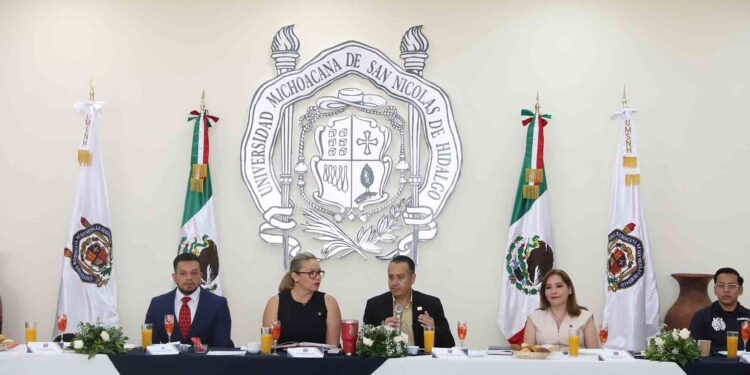 Ustedes son nuevos liderazgos a los que tenemos que impulsar, señala Yarabí Ávila ante estudiantes de Seguridad Pública