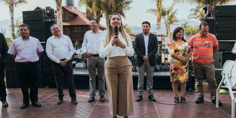 Reconoce Gobierno Municipal de Salvador Escalante a maestras y maestros en su día