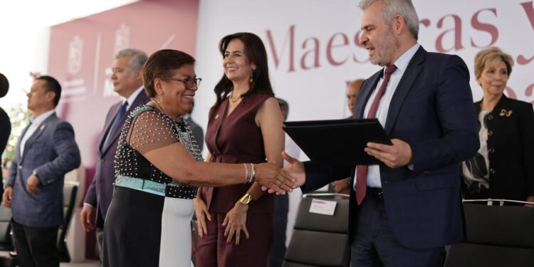 El corazón de Michoacán late de gratitud; reconoce Bedolla a mil 700 docentes por décadas de servicio