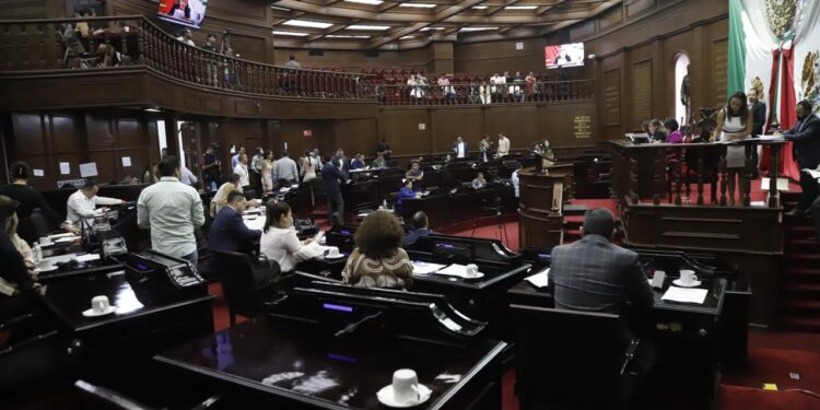 Modifica 76 Legislatura nombre de dos Comisiones de Dictamen