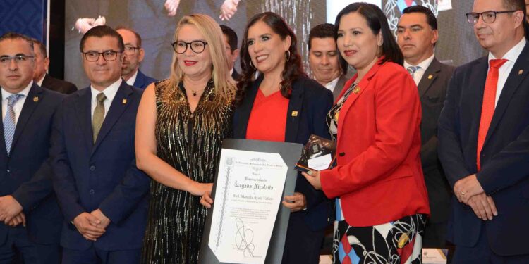 Yarabí Ávila entrega el reconocimiento “Legado Nicolaita” a docentes que han dejado huella en sus dependencias