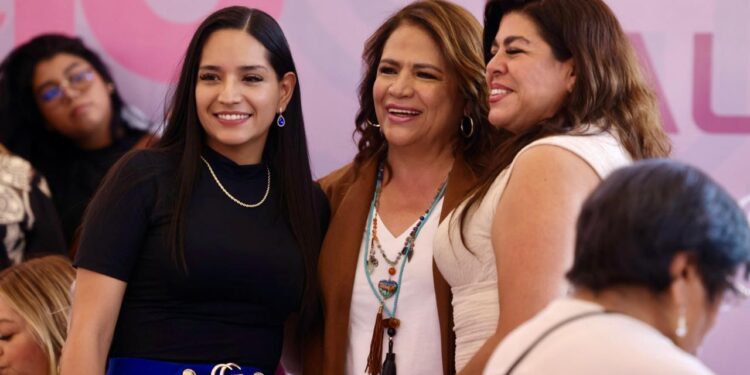 Celebra Fabiola Alanís con mamás líderes de colonias morelianas