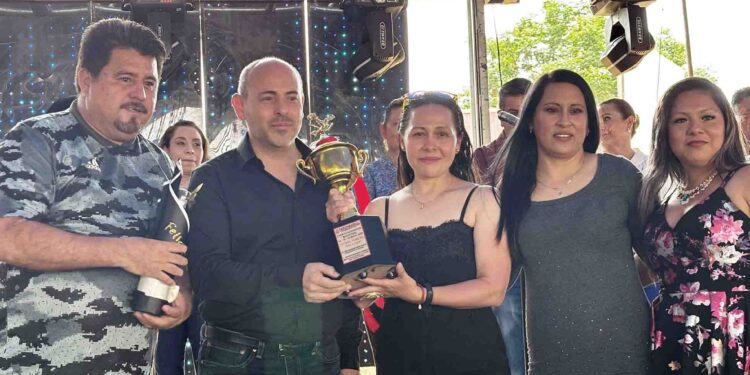 Eric Gaona celebra a los maestros de Tarímbaro con un emotivo festejo