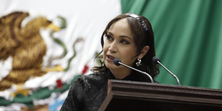 Itzé Camacho presenta iniciativa para fortalecer la planeación municipal en Michoacán