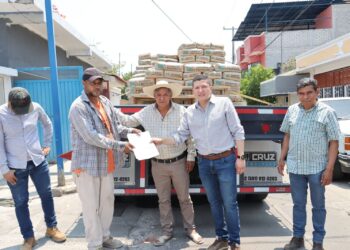 Vicente Gómez gestiona cemento para obra hídrica en Puruarán