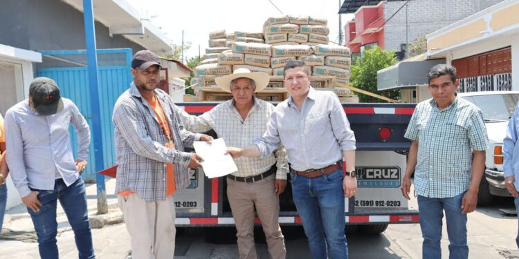 Vicente Gómez gestiona cemento para obra hídrica en Puruarán