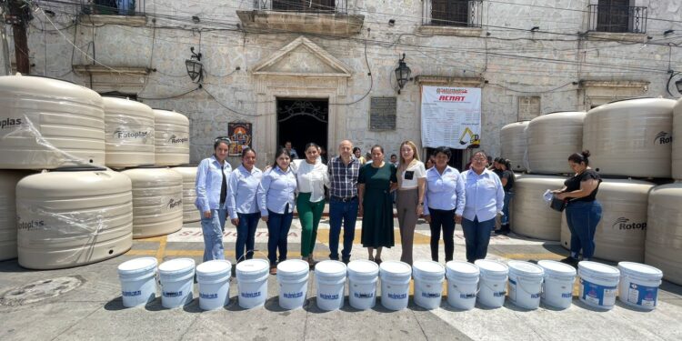 Tarímbaro consolida programas de apoyo a la vivienda con entrega de impermeabilizante y tinacos subsidiados