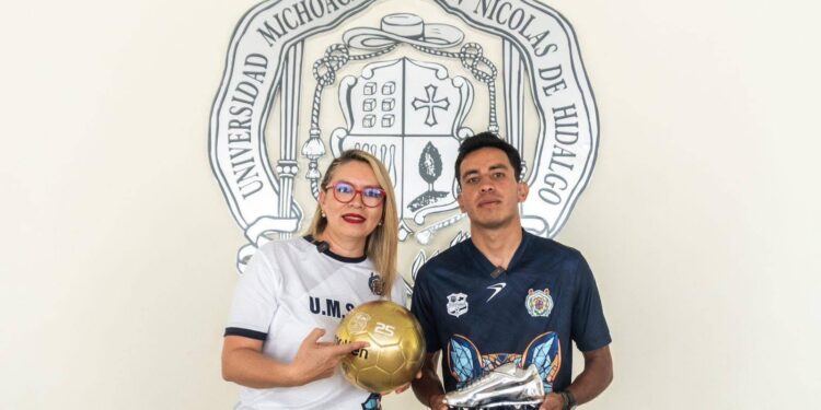 El nicolaita Cristian Castro se corona como el mejor goleador, Yarabí Ávila entrega reconocimientos