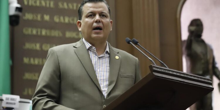 Propone Memo Valencia renovar placas cada diez años en Michoacán