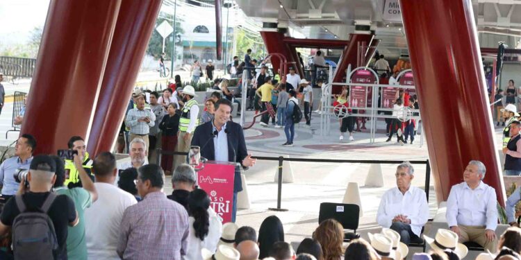 Celebra Alfonso Martínez, construcción del Paso Catrinas en Villas del Pedregal