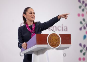 PRESIDENTA CLAUDIA SHEINBAUM FIRMA DECRETOS QUE MEJORAN LAS CONDICIONES LABORALES DEL MAGISTERIO: SE FACILITA LA MOVILIDAD Y SE REDUCE LA EDAD DE JUBILACIÓN