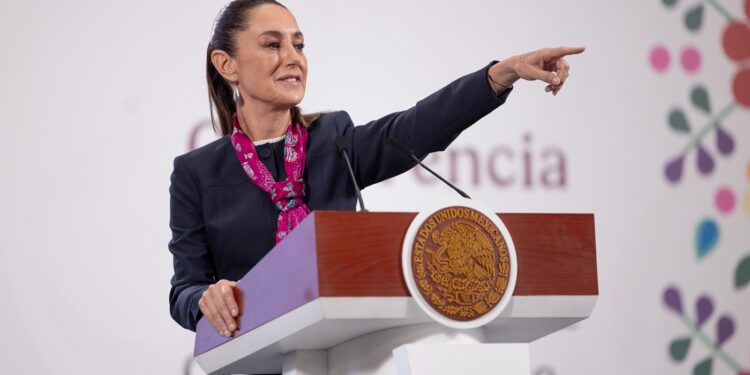 PRESIDENTA CLAUDIA SHEINBAUM FIRMA DECRETOS QUE MEJORAN LAS CONDICIONES LABORALES DEL MAGISTERIO: SE FACILITA LA MOVILIDAD Y SE REDUCE LA EDAD DE JUBILACIÓN
