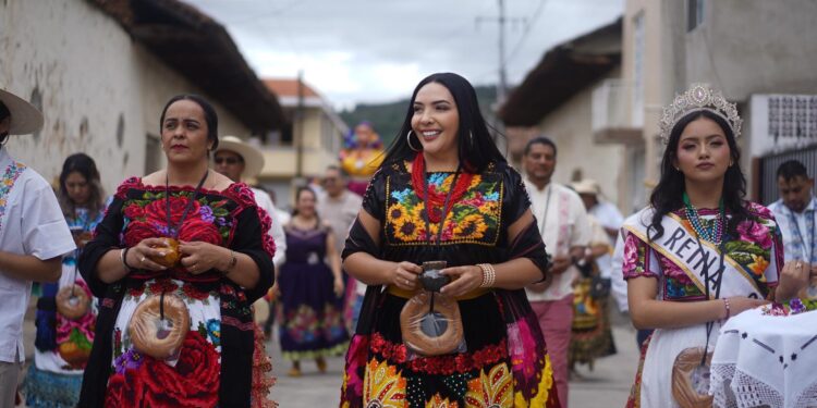 Adriana Campos celebra el Corpus Christi en Chilchota; una muestra viva de fe, cultura, tradiciones y unidad