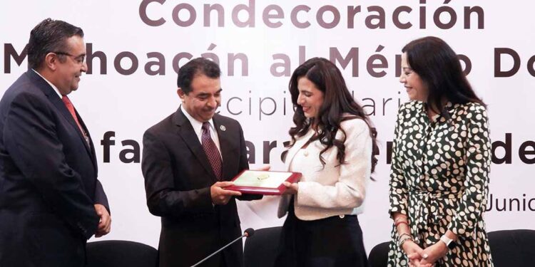 Honran al mérito docente: Congreso de Michoacán reconoce la trayectoria educativa del Dr. Rafael Lara Hernández