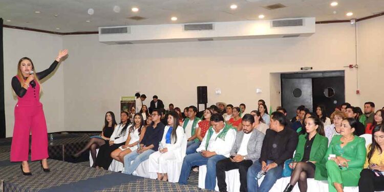 Comparte presidenta municipal Dayana Pérez experiencia como joven en el servicio público