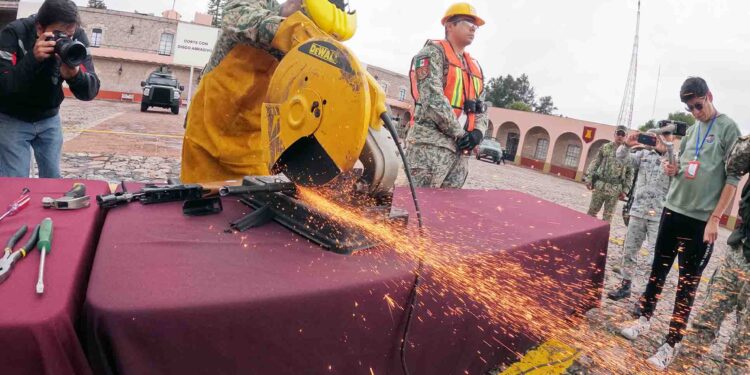 Destruyen más de 400 armas de fuego en acto simbólico por la paz en Michoacán