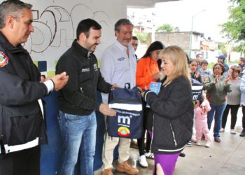 Entrega Yankel Benítez Mochilas de Emergencia a vecinos de Morelia