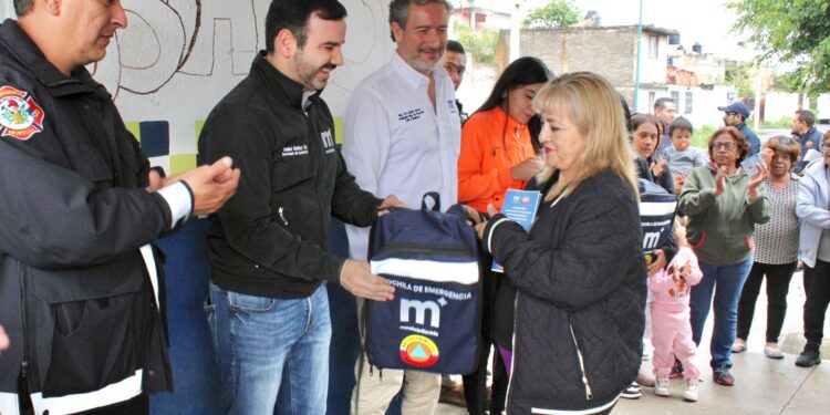 Entrega Yankel Benítez Mochilas de Emergencia a vecinos de Morelia