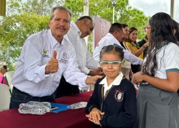 Niñas y niños de Jacona ven mejor con entrega de lentes gratuitos: SEE