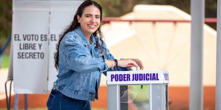 Giulianna Bugarini emite su voto: “El poder vuelve a las manos del pueblo”