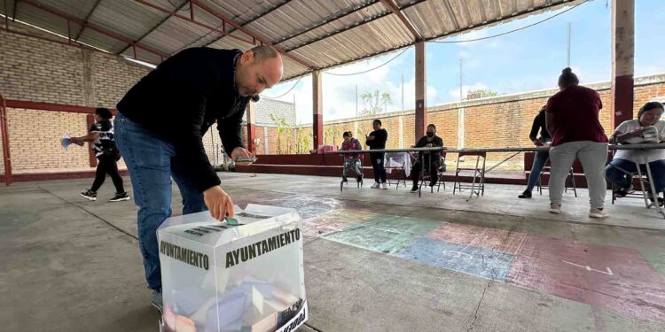 Con compromiso y ejemplo, Eric Gaona ejerce su derecho al voto