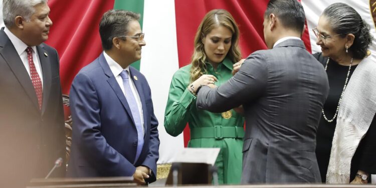Congreso del Estado entrega Condecoración Melchor Ocampo al Colegio de Notarios de Michoacán