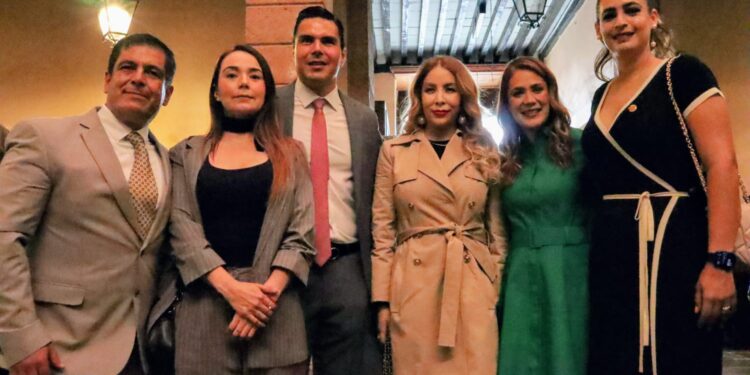 Colegio de Notarios de Michoacán, pilar fundamental del Estado de Derecho: Belinda Hurtado, tras entrega de condecoración