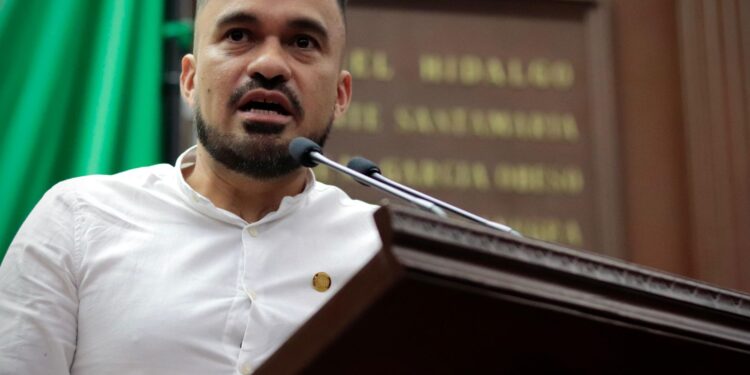 A propuesta de Hugo Rangel, 76 Legislatura exhorta a autoridades para que garanticen operatividad de bebederos escolares