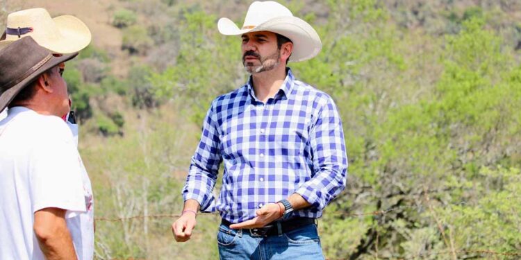 Llama Alfonso Martínez a periodistas a defender la libertad de expresión