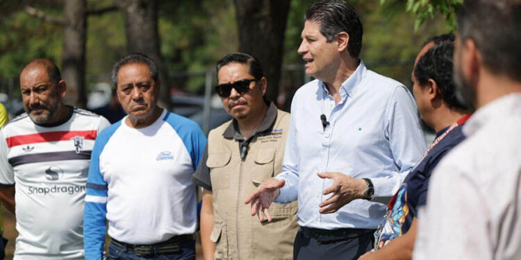 Llama Alfonso Martínez a periodistas a defender la libertad de expresión