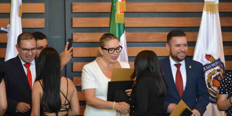 Yarabí Ávila llama a transformar el entorno, al entregar Pase por Excelencia; hito sin precedente en la UMSNH