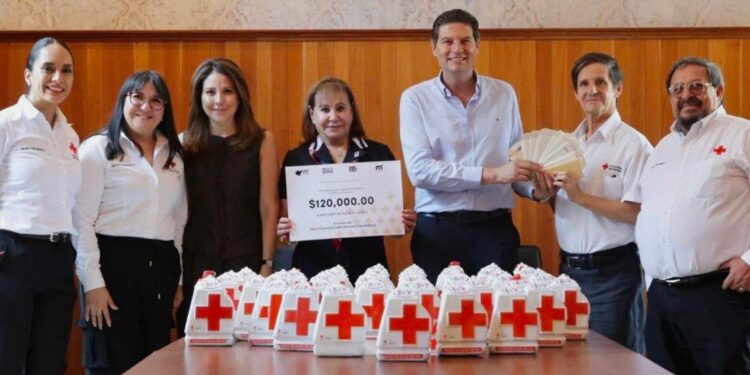 Alfonso Martínez entrega alcancías y donativo adicional a la Cruz Roja