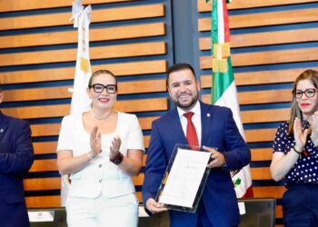 Reyes Galindo recibe reconocimiento de la UMSNH como nicolaita destacado