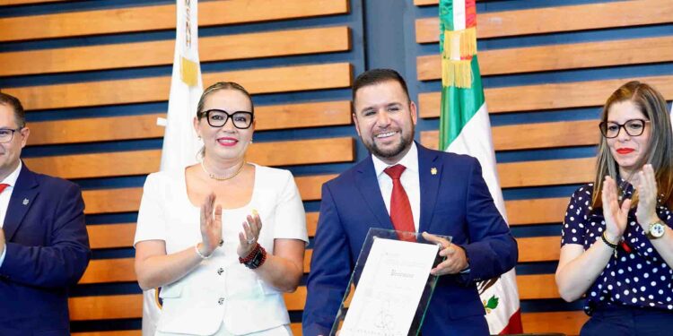 Reyes Galindo recibe reconocimiento de la UMSNH como nicolaita destacado