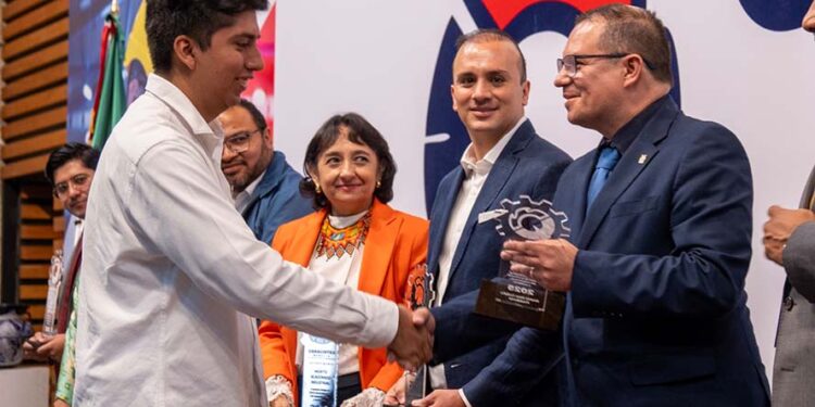 Ustedes son testimonio vivo de que los sueños se alcanzan, señala Yarabí Ávila ante graduados de Medicina