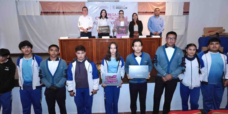 Iemsysem impulsa educación con nuevas computadoras en Ario de Rosales y Cheranástico