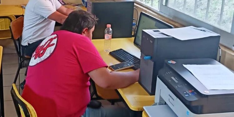 SEE brinda mantenimiento a equipo tecnológico en las escuelas