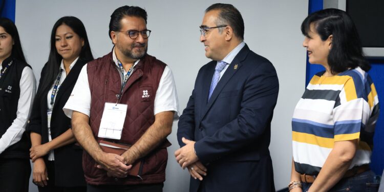 UMSNH facilita trámites a la comunidad nicolaita; instalan oficina móvil del SAT