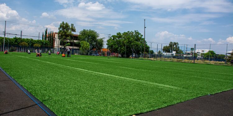 Administración de Yarabí Ávila construye cancha de fútbol 7, lleva 75 por ciento de avance